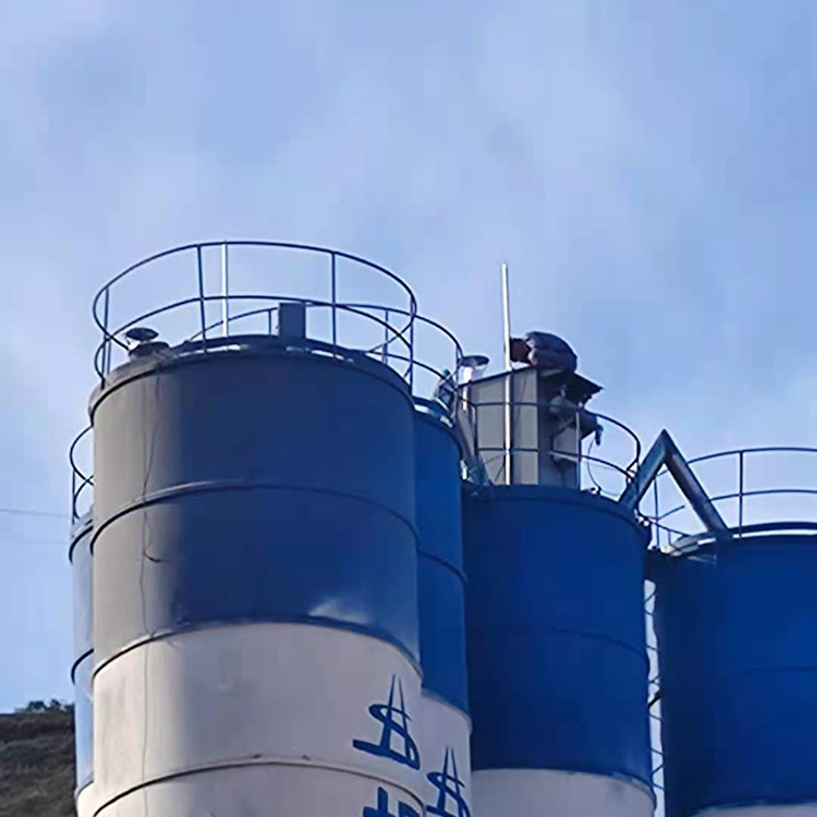 1757744950600501.jpg 拌合罐绝缘避雷针安装 (1).jpg